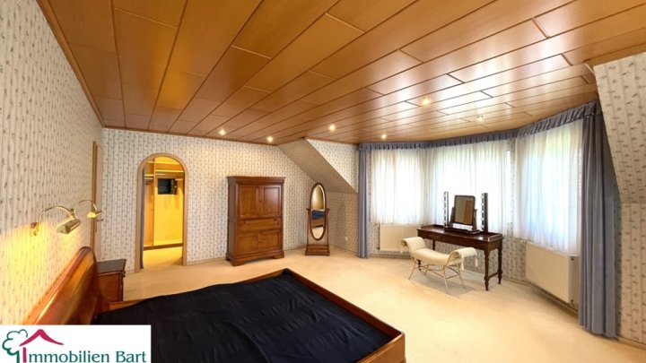 ATTRAKTIVES ANWESEN MIT VIEL PLATZ INNEN & AUßEN!