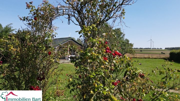 ATTRAKTIVES ANWESEN MIT VIEL PLATZ INNEN & AUßEN!