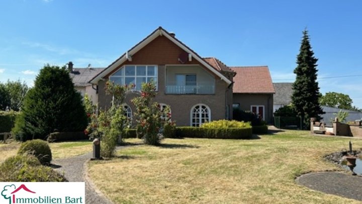 ATTRAKTIVES ANWESEN MIT VIEL PLATZ INNEN & AUßEN!