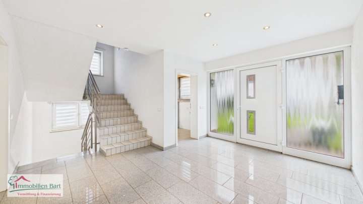 REHLINGEN:

WOHNHAUS ( 267 M² WOHNFLÄCHE ) MIT GARTEN + GARAGE