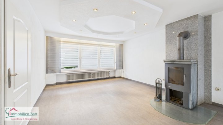 REHLINGEN:

WOHNHAUS ( 267 M² WOHNFLÄCHE ) MIT GARTEN + GARAGE