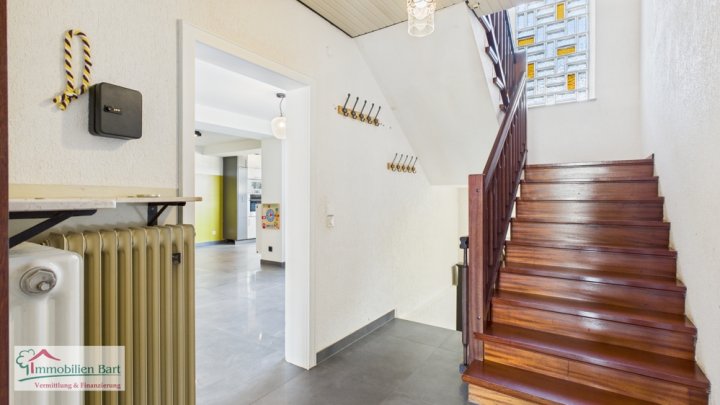 GEPFLEGTES EINFAMILIENHAUS MIT GARTEN,SCHEUNE UND VIEL PLATZ IN RUHIGER LAGE