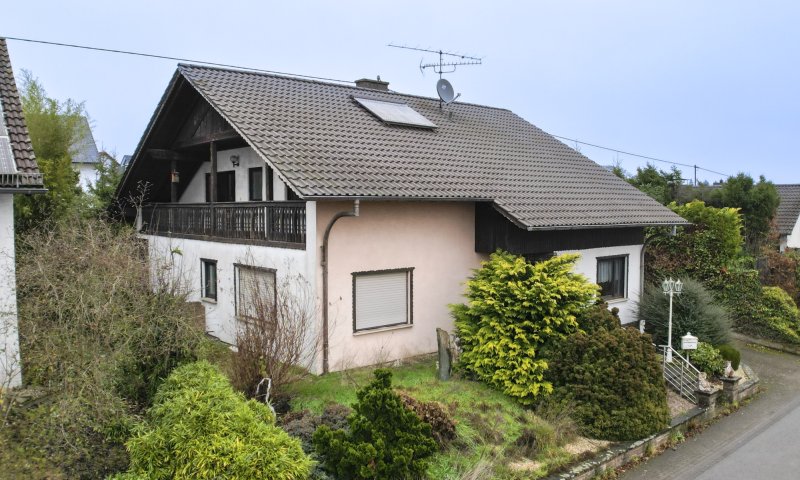 Gepflegtes Ein - Zweifamilienhaus ruhig gelegen im Grünen