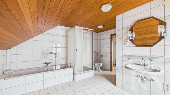 Großzügiges Ein-/Zweifamilienhaus mit traumhaftem Fernblick und großem Grundstück