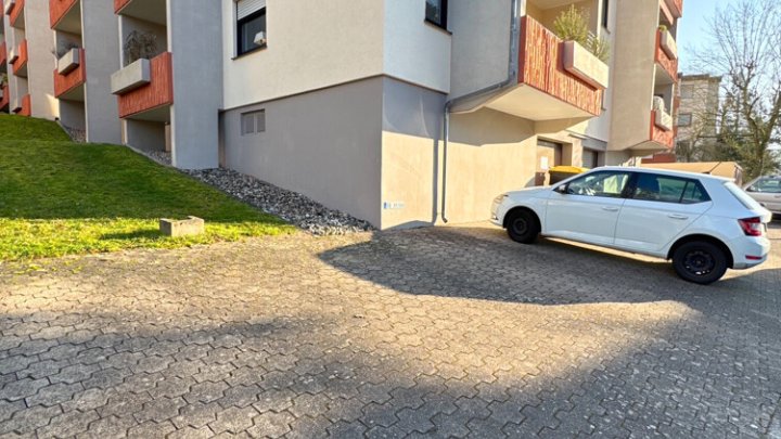 Gepflegte 2-ZKB-Wohnung mit Balkon & Außenstellplatz