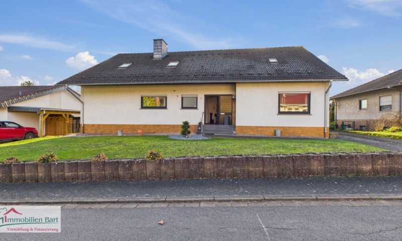 AUF INS FAMILIENGLÜCK!

GROßER, VOLL UNTERKELLERTER BUNGALOW IN TOP-LAGE!