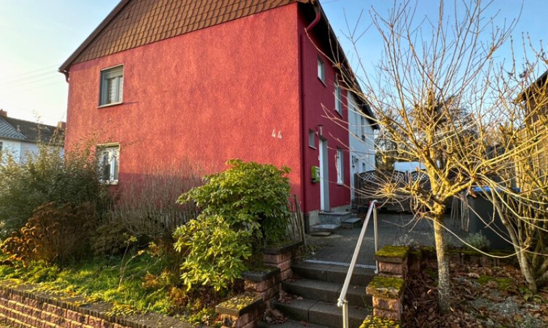 Gut geschnittenes Einfamilienhaus mit Garage und Garten