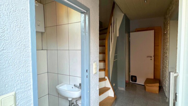 Gut geschnittenes Einfamilienhaus mit Garage und Garten