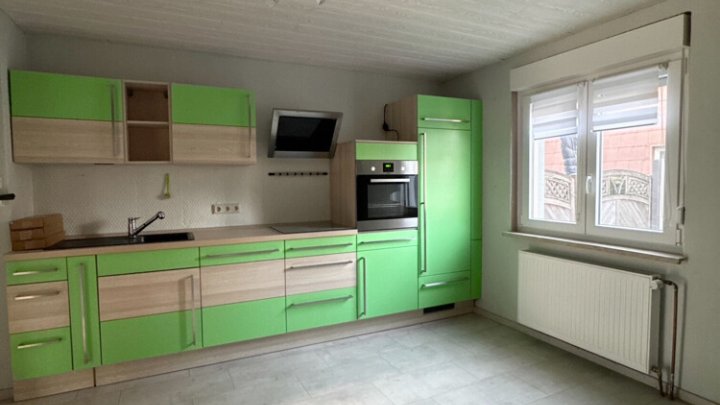 Gut geschnittenes Einfamilienhaus mit Garage und Garten