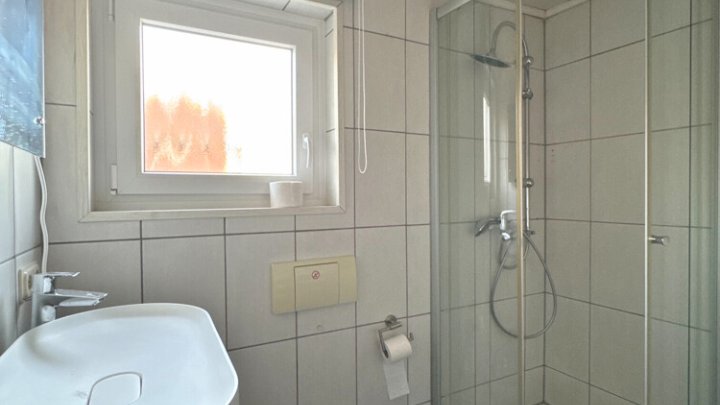 Gut geschnittenes Einfamilienhaus mit Garage und Garten