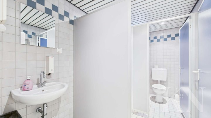 Büroflächen mit großem Konferenzraum – flexibel nutzbar auf drei Etagen in Dillingen!