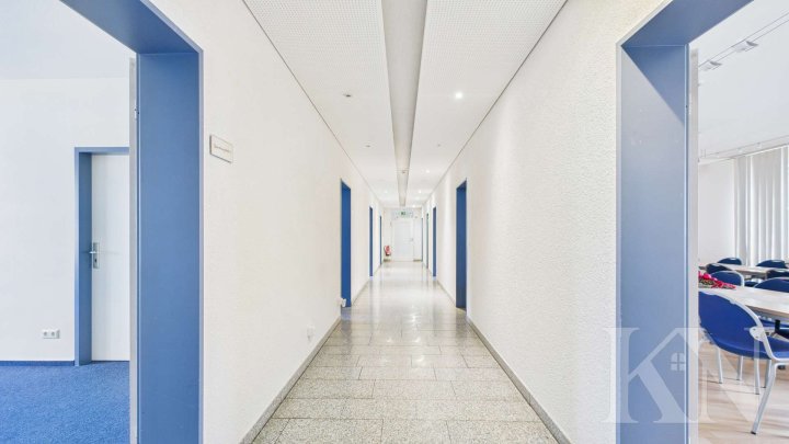 Büroflächen mit großem Konferenzraum – flexibel nutzbar auf drei Etagen in Dillingen!