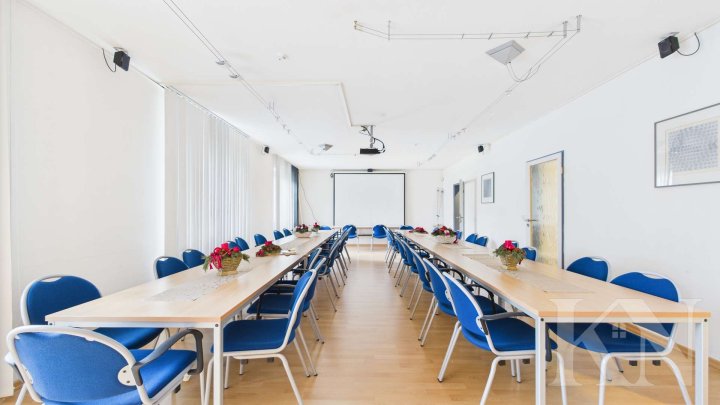 Büroflächen mit großem Konferenzraum – flexibel nutzbar auf drei Etagen in Dillingen!