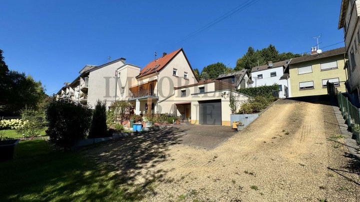 RENOVIERTES, FREISTEHENDES 1 FAM.-HAUS MIT GROSSEM GARTEN UND 3 GARAGEN IN DUDWEILER