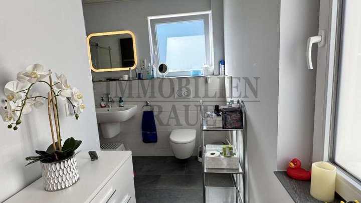 RENOVIERTES, FREISTEHENDES 1 FAM.-HAUS MIT GROSSEM GARTEN UND 3 GARAGEN IN DUDWEILER