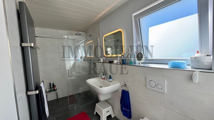 RENOVIERTES, FREISTEHENDES 1 FAM.-HAUS MIT GROSSEM GARTEN UND 3 GARAGEN IN DUDWEILER