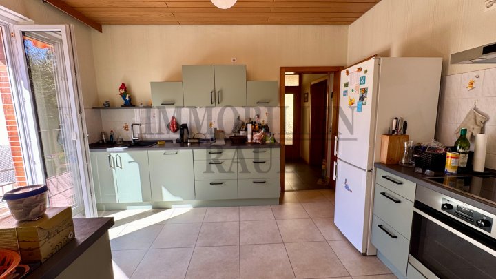 RENOVIERTES, FREISTEHENDES 1 FAM.-HAUS MIT GROSSEM GARTEN UND 3 GARAGEN IN DUDWEILER