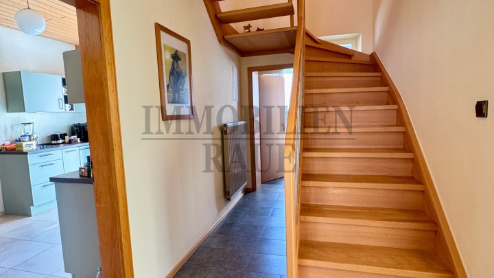 RENOVIERTES, FREISTEHENDES 1 FAM.-HAUS MIT GROSSEM GARTEN UND 3 GARAGEN IN DUDWEILER