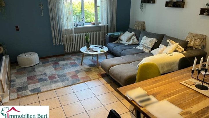 WINCHERINGEN: 3 WOHNUNGEN / 348 M² WFL. / GARAGEN / GARTEN / AUSBAUPOTENZIAL