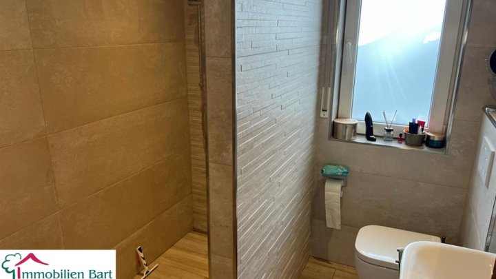 WINCHERINGEN: 3 WOHNUNGEN / 348 M² WFL. / GARAGEN / GARTEN / AUSBAUPOTENZIAL