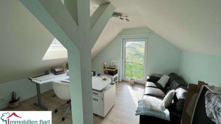 WINCHERINGEN: 3 WOHNUNGEN / 348 M² WFL. / GARAGEN / GARTEN / AUSBAUPOTENZIAL