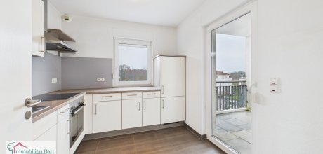 Küche mit Ausgang zum Balkon
