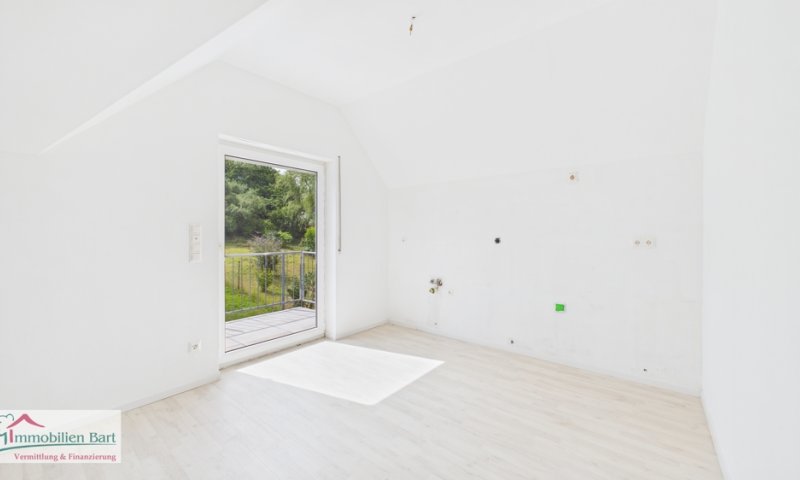 GRENZNÄHE: DG WOHNUNG IM 2 FAMILIENHAUS, BLICK INS GRÜNE, TOP LAGE!