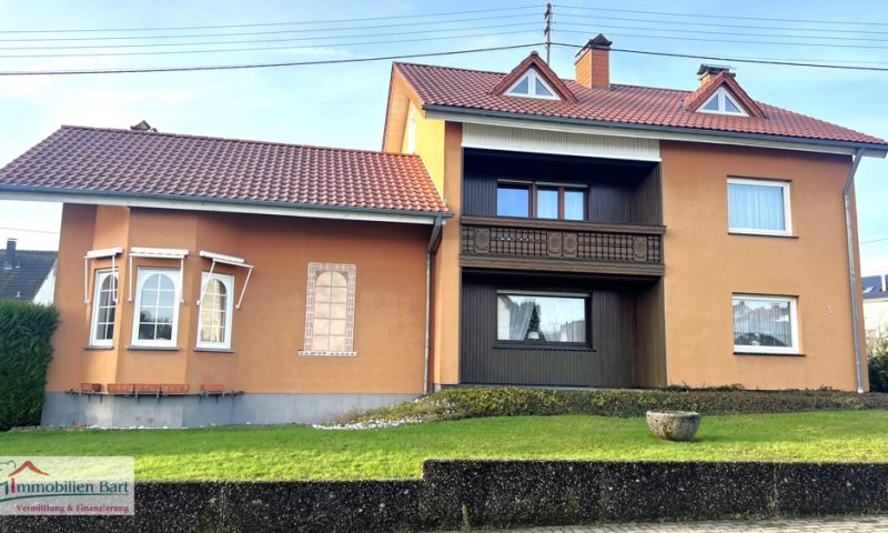 GROßES ANWESEN MIT 4 GROßEN GARAGEN IN TOP-WOHNLAGE!