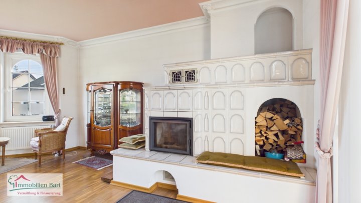 GROßES ANWESEN MIT 4 GROßEN GARAGEN IN TOP-WOHNLAGE!