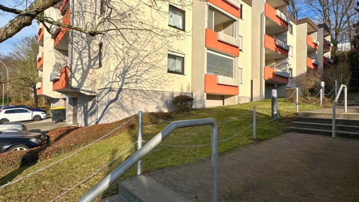 Gepflegte 2-ZKB-Wohnung mit Balkon & Außenstellplatz