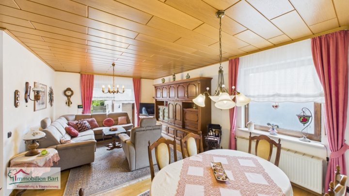 ZWEIFAMILIENHAUS MIT GARAGEN UND GARTEN BEI ORSCHOLZ