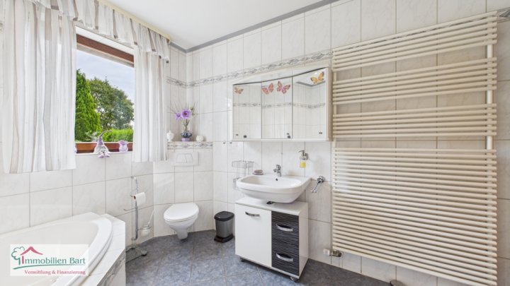 ZWEIFAMILIENHAUS MIT GARAGEN UND GARTEN BEI ORSCHOLZ