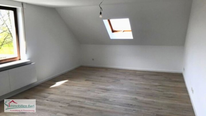 ZWEIFAMILIENHAUS MIT GARAGEN UND GARTEN BEI ORSCHOLZ