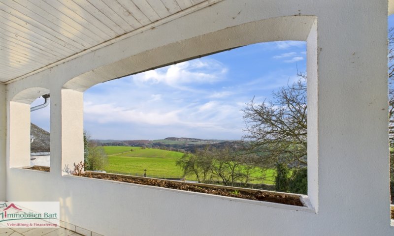 HERRLICHE AUSSICHTEN!

CHARMANTES 228 M² WOHNHAUS IN TOP WOHNLAGE MIT FERNSICHT!