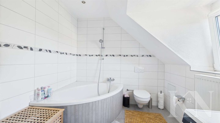 Einziehen & wohlfühlen: Sanierte 4-Zimmer-Dachgeschosswohnung in Brebach