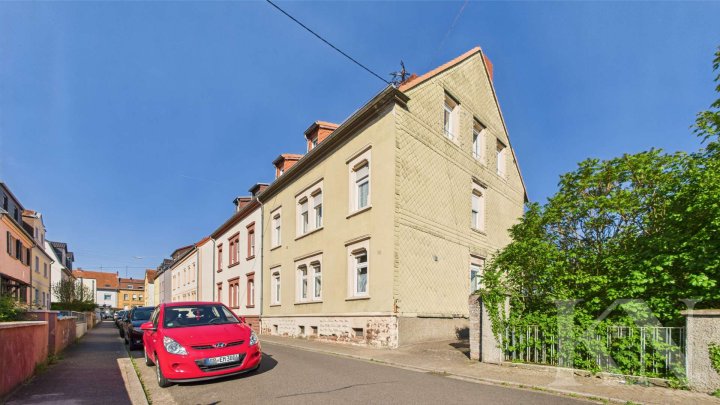 Einziehen & wohlfühlen: Sanierte 4-Zimmer-Dachgeschosswohnung in Brebach