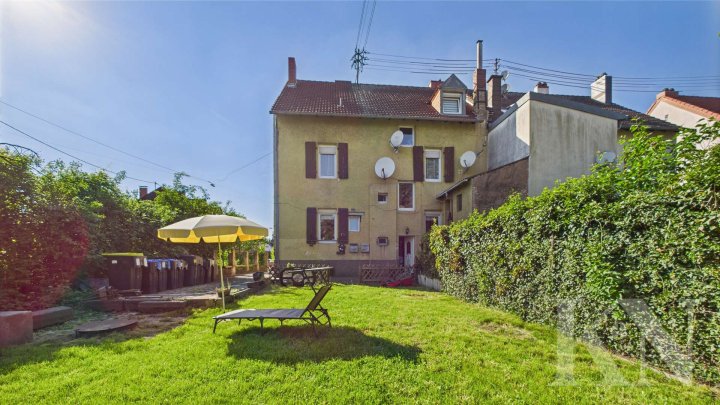 Einziehen & wohlfühlen: Sanierte 4-Zimmer-Dachgeschosswohnung in Brebach