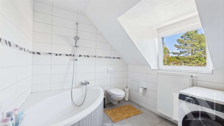 Einziehen & wohlfühlen: Sanierte 4-Zimmer-Dachgeschosswohnung in Brebach