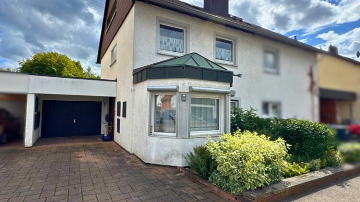 Einfamilienhaus mit Wintergarten, Garage + parkähnlichem Garten