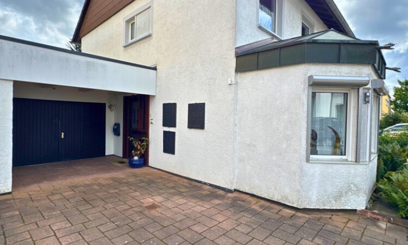 Einfamilienhaus mit Wintergarten, Garage + parkähnlichem Garten