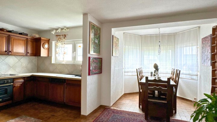 Einfamilienhaus mit Wintergarten, Garage + parkähnlichem Garten