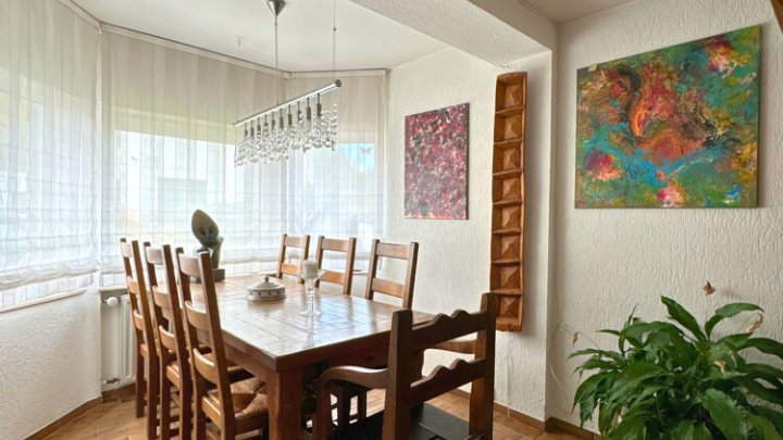 Einfamilienhaus mit Wintergarten, Garage + parkähnlichem Garten