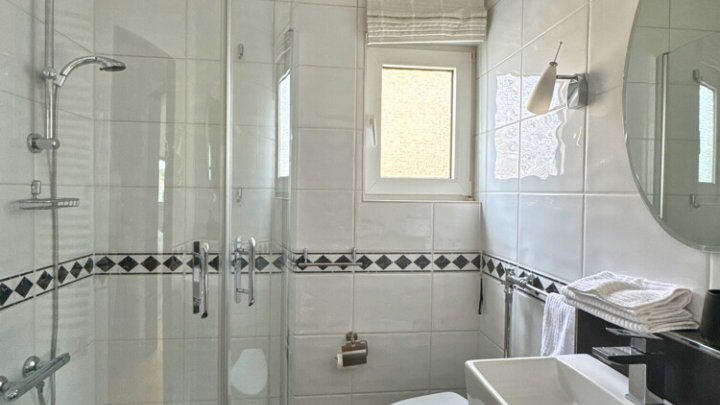 Einfamilienhaus mit Wintergarten, Garage + parkähnlichem Garten