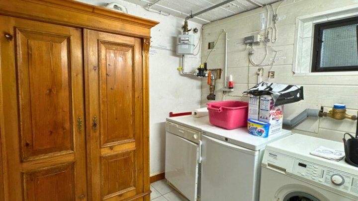 Einfamilienhaus mit Wintergarten, Garage + parkähnlichem Garten