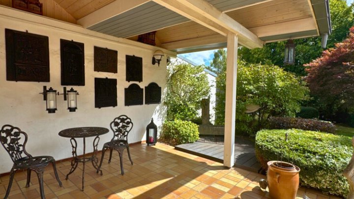 Einfamilienhaus mit Wintergarten, Garage + parkähnlichem Garten