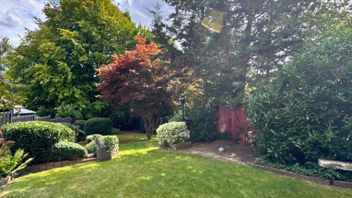 Einfamilienhaus mit Wintergarten, Garage + parkähnlichem Garten