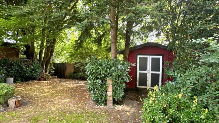 Einfamilienhaus mit Wintergarten, Garage + parkähnlichem Garten