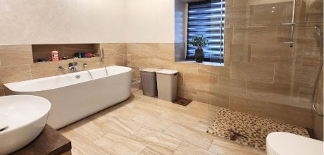 Großzügiges Tageslicht-Bad mit Badewanne und Walk-In Dusche