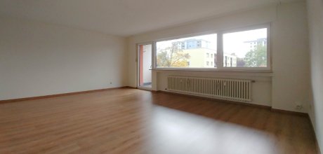 Über 30 m² großes Wohnzimmer mit Zugang zum Westbalkon
