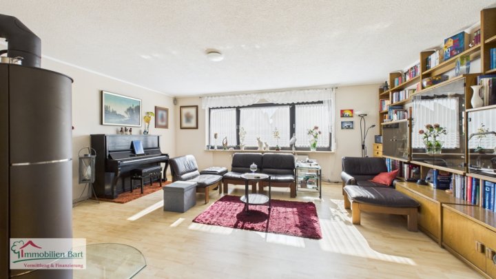 GRENZNÄHE: GEPFLEGTES WOHNHAUS MIT 4 GARAGEN IN TOP WOHNLAGE